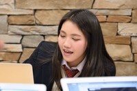 歌を口ずさむ井上苑子。