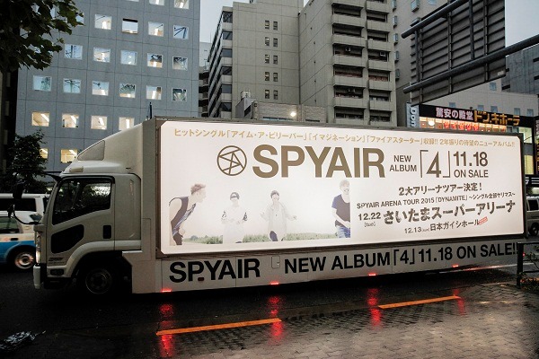 水道橋に到着した「4」のアドトラック。（撮影：鳥居洋介）