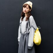 コラボグッズを着用したモデルのあわつまい。