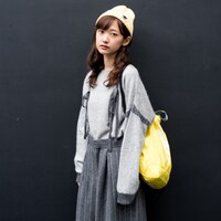 コラボグッズを着用したモデルのあわつまい。