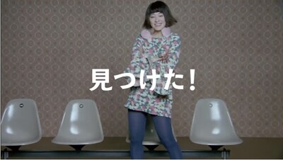 ヤフオク！CM「水曜日のカンパネラ チェアー篇」のワンシーン。