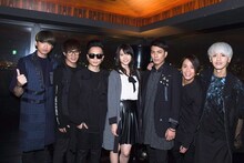 矢島舞美（中央）を囲むMAGIC POWER。（撮影：大島央照）