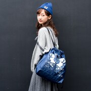 コラボグッズを着用したモデルのあわつまい。