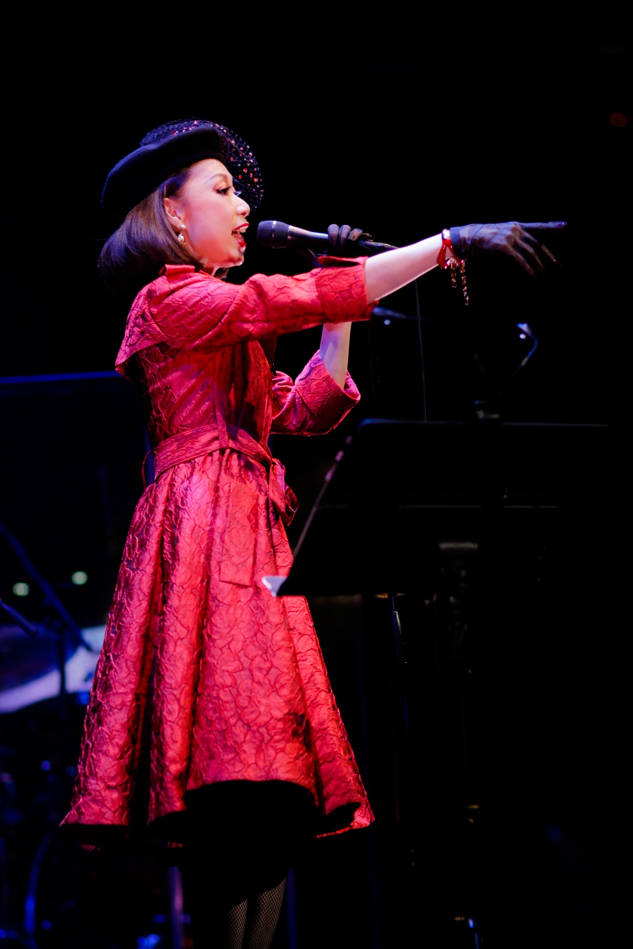 「野宮真貴、渋谷系を歌う -2015-。～Miss Maki Nomiya sings Shibuya-kei Standards 2015～」の様子。（Photo by hajime kamiiisaka）