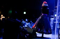 「野宮真貴、渋谷系を歌う -2015-。～Miss Maki Nomiya sings Shibuya-kei Standards 2015～」の様子。（Photo by hajime kamiiisaka）