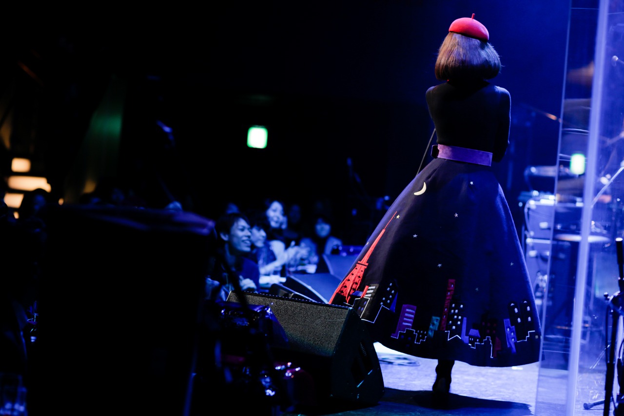 「野宮真貴、渋谷系を歌う -2015-。～Miss Maki Nomiya sings Shibuya-kei Standards 2015～」の様子。（Photo by hajime kamiiisaka）