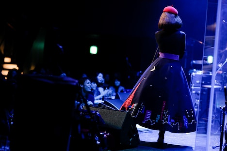「野宮真貴、渋谷系を歌う -2015-。～Miss Maki Nomiya sings Shibuya-kei Standards 2015～」の様子。（Photo by hajime kamiiisaka）