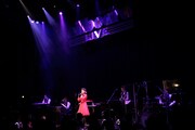 「野宮真貴、渋谷系を歌う -2015-。～Miss Maki Nomiya sings Shibuya-kei Standards 2015～」の様子。（Photo by hajime kamiiisaka）