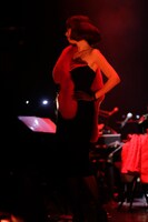 「野宮真貴、渋谷系を歌う -2015-。～Miss Maki Nomiya sings Shibuya-kei Standards 2015～」の様子。（Photo by hajime kamiiisaka）