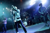 STORM OF VOIDとFACTのAdam（G）がコラボする様子。（撮影：鈴木公平）