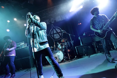 STORM OF VOIDとFACTのAdam（G）がコラボする様子。（撮影：鈴木公平）