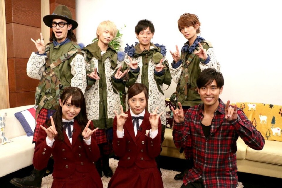 前列左から中元日芽香、能條愛未、K。後列はThinking Dogs。