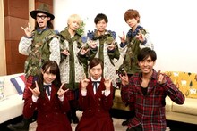 前列左から中元日芽香、能條愛未、K。後列はThinking Dogs。