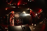 The BONEZとFACTのHiro（Vo）がコラボする様子。（Photo by Shingo Tamai）