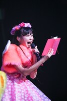 手帳を確認する彩木咲良。（撮影：笹森健一）