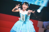 「まいっちんぐ☆まいまいマジック」を歌う春名真依。（撮影：笹森健一）