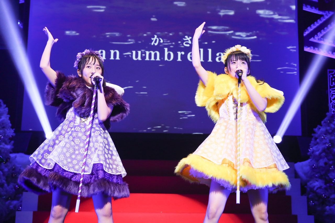 「an umbrella」を歌う堀くるみと清井咲希。（撮影：笹森健一）