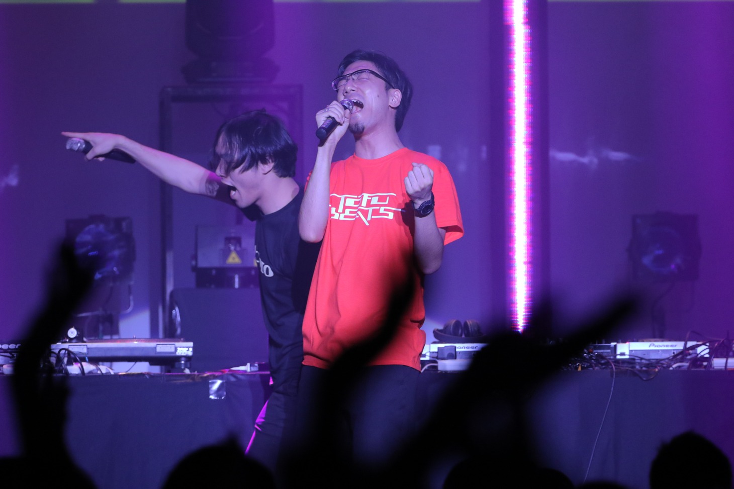 左からokadada、tofubeats。（撮影：高橋良美）