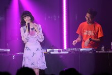 左から玉城ティナ、tofubeats。（撮影：高橋良美）