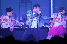 藤井隆「ザ・ベスト・オブ 藤井隆 “AUDIO VISUAL”& tofubeats “POSITIVE” W release party! 」のライブの様子。（撮影：高橋良美）