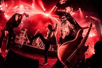 「M SPECIES」を披露するAA=とKj（Dragon Ash）。（撮影：浜野カズシ）