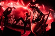 「M SPECIES」を披露するAA=とKj(Dragon Ash)。(撮影:浜野カズシ)