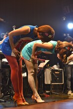 深々と頭を下げるレナ（左）とリサ（右）。