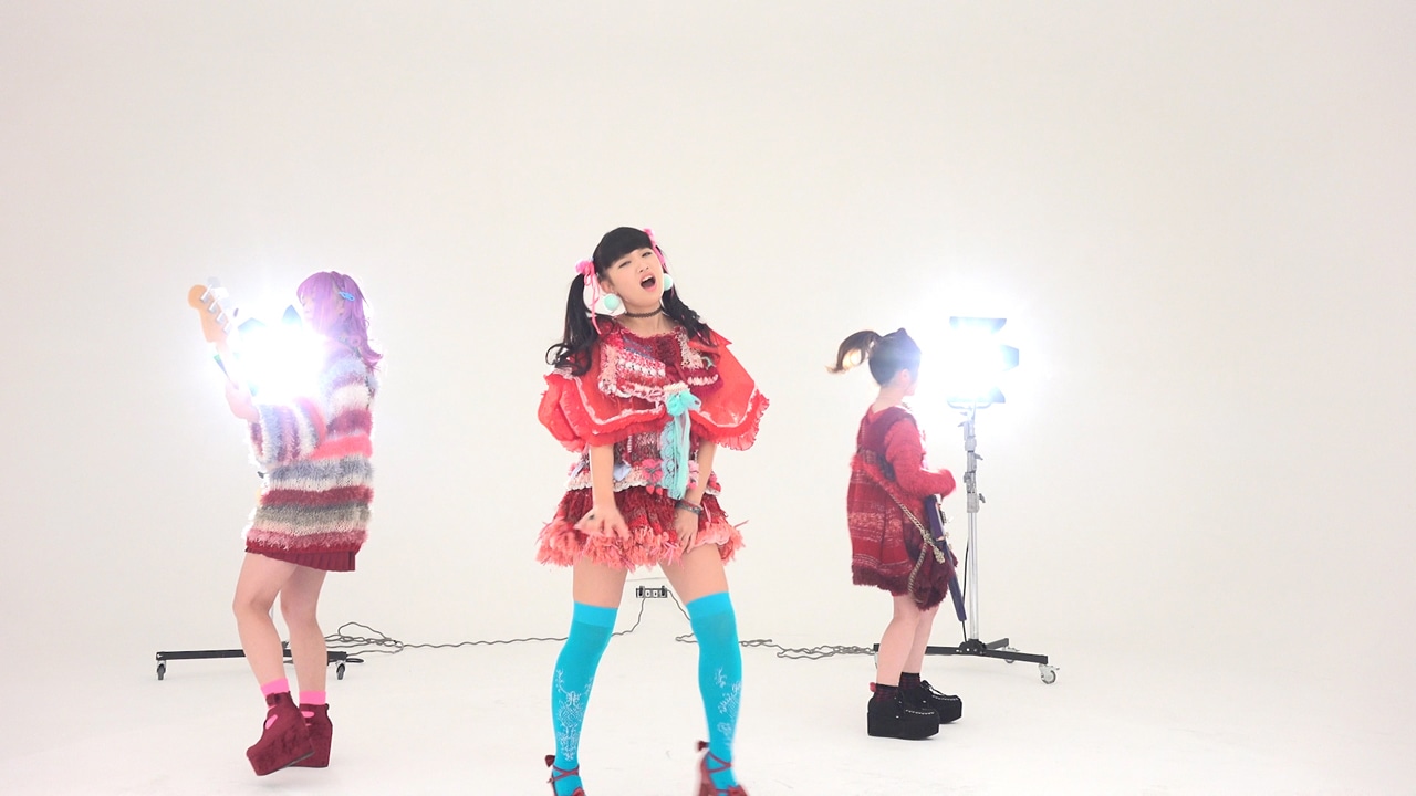 Brats「十四歳病」ミュージックビデオのワンシーン。