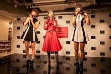 「東京は夜の七時」を歌う野宮真貴とバニラビーンズ。（Photo by hajime kamiiisaka）