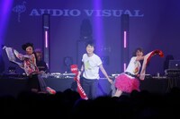 藤井隆「ザ・ベスト・オブ 藤井隆 “AUDIO VISUAL”& tofubeats “POSITIVE” W release party! 」のライブの様子。（撮影：高橋良美）