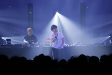 藤井隆「ザ・ベスト・オブ 藤井隆 “AUDIO VISUAL”& tofubeats “POSITIVE” W release party! 」のライブの様子。（撮影：高橋良美）