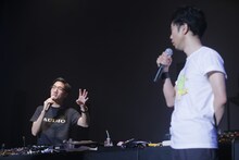 左からtofubeats、藤井隆。（撮影：高橋良美）