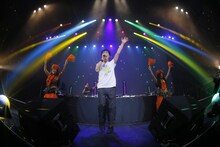 藤井隆「ザ・ベスト・オブ 藤井隆 “AUDIO VISUAL”& tofubeats “POSITIVE” W release party! 」のライブの様子。（撮影：高橋良美）