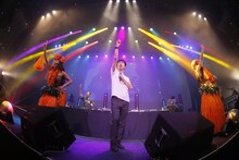 藤井隆「ザ・ベスト・オブ 藤井隆 “AUDIO VISUAL”& tofubeats “POSITIVE” W release party! 」のライブの様子。（撮影：高橋良美）