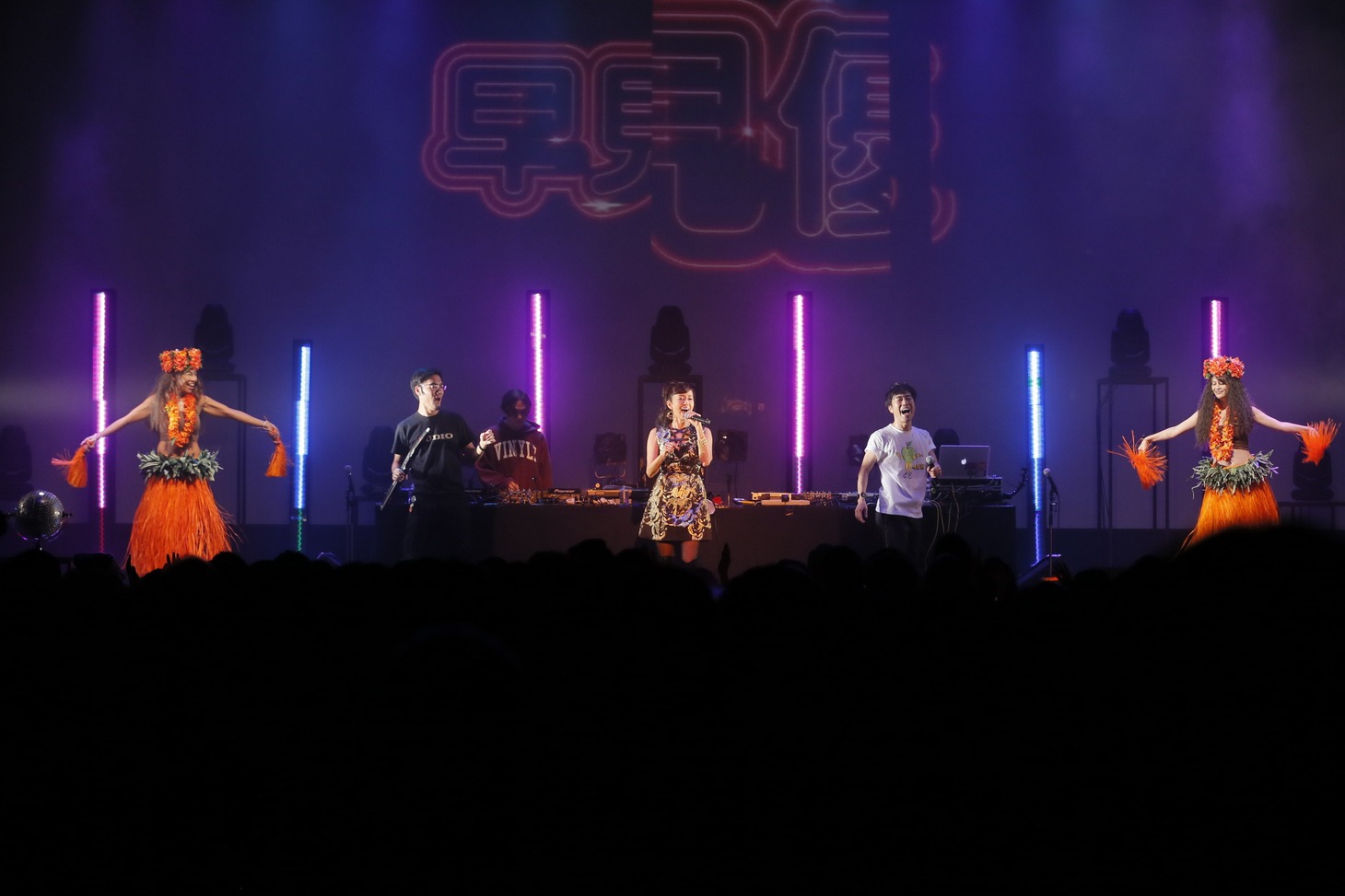 早見優「ザ・ベスト・オブ 藤井隆 “AUDIO VISUAL”& tofubeats “POSITIVE” W release party! 」のライブの様子。（撮影：高橋良美）