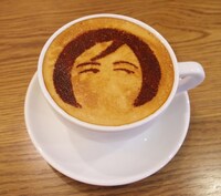 TOWER RECORDS CAFE表参道店で提供されるタツローくんラテ。