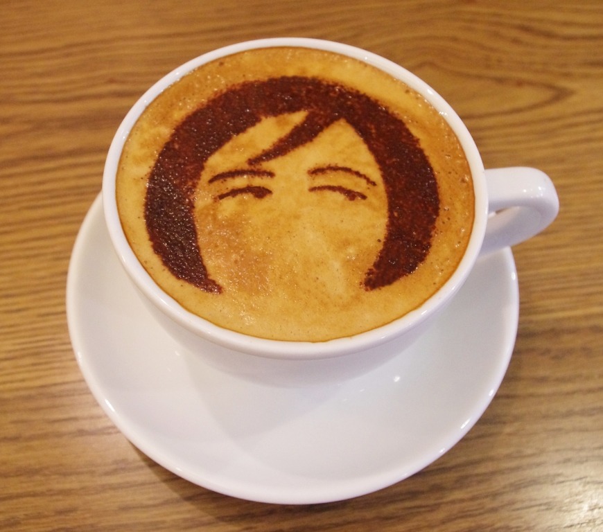TOWER RECORDS CAFE表参道店で提供されるタツローくんラテ。