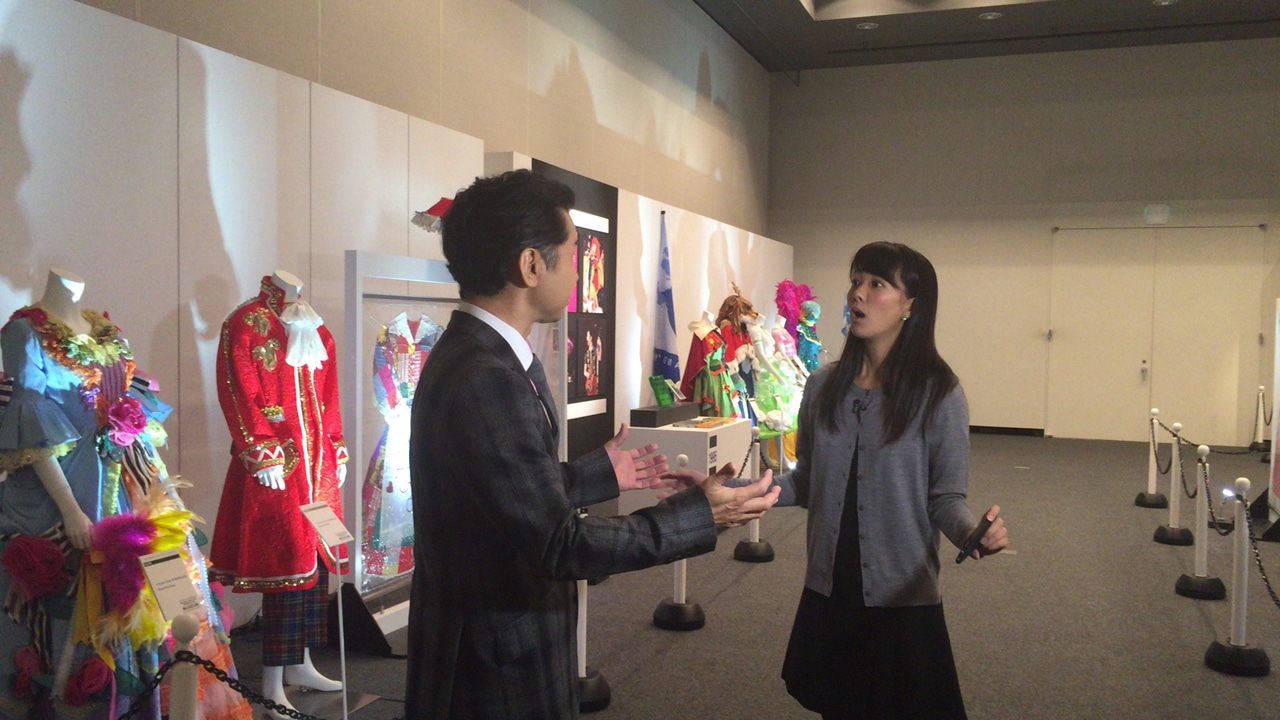左より中村正人、紀真耶アナウンサー。 (c)テレビ朝日