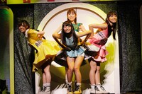 浅野真澄（中央後列）を交えてパフォーマンスするイヤホンズ。（Photo by HAJIME KAMIIISAKA）