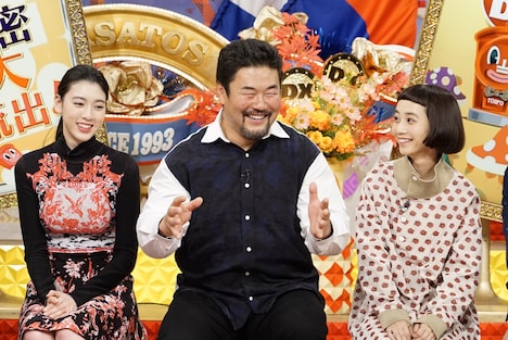 左から三吉彩花、佐々木健介、三戸なつめ。 (c)読売テレビ