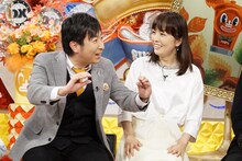 左から有村昆、丸岡いずみ。 (c)読売テレビ