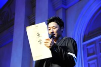 スタッフから手渡された手紙を読み上げる谷内伸也。