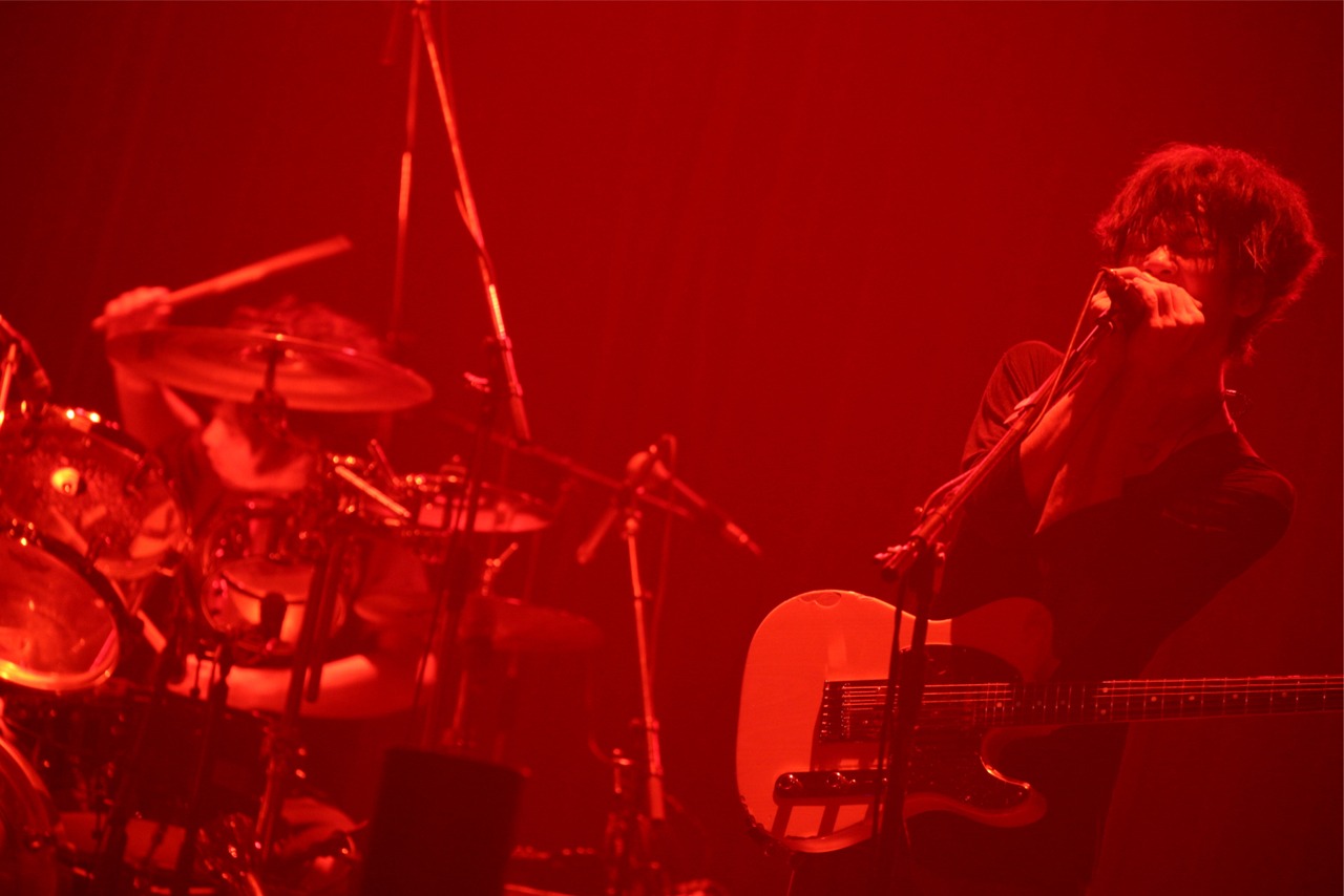 凛として時雨のライブの様子。左よりピエール中野（Dr）、TK（Vo, G）。 (c)テレビ朝日ドリームフェスティバル2015