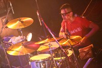 新谷元輝（Dr）（撮影：後藤壮太郎）