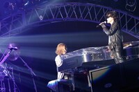 X  JAPANのライブの様子。左よりYOSHIKI（Dr, Piano）、Toshl（Vo）。 (c)テレビ朝日ドリームフェスティバル2015