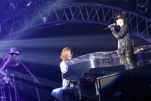 X  JAPANのライブの様子。左よりYOSHIKI（Dr, Piano）、Toshl（Vo）。 (c)テレビ朝日ドリームフェスティバル2015