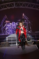 X  JAPANのライブの様子。ToshI（Vo）を背負ってセンターステージへ向かうYOSHIKI（Dr, Piano）。 (c)テレビ朝日ドリームフェスティバル2015