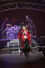 X  JAPANのライブの様子。ToshI（Vo）を背負ってセンターステージへ向かうYOSHIKI（Dr, Piano）。 (c)テレビ朝日ドリームフェスティバル2015