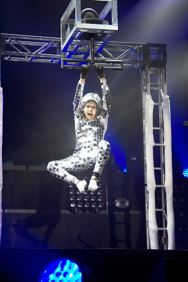 人間ミラーボールと化した喜矢武豊（Gita-）。（写真提供：euclid