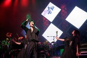 平井堅「Ken Hirai 20th Anniversary Live Tour 2015」沖縄・沖縄コンベンションセンター公演の様子。（撮影：田中栄治）